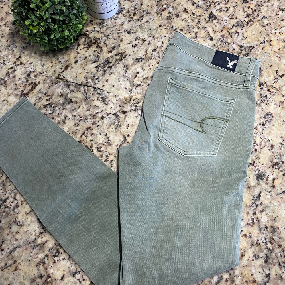 Mid-rise American Eagle jean!